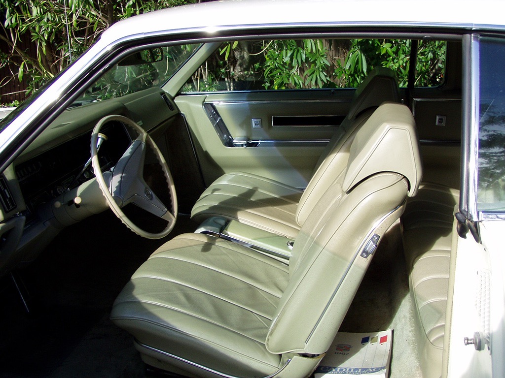 Bucket seats with center console in leather