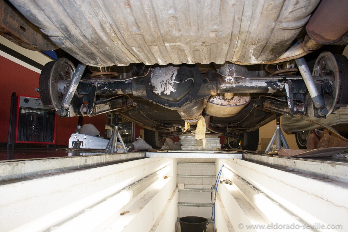 I have now set up a system where I can spray rust remover liquid onto the rusty parts permanently. I´m using a recirculating pump to spray on the rust remover. I can let it run for days until all the surface rust is gone. The advantage is that the liquid can now get everywhere and should remove the last little piece of rust.