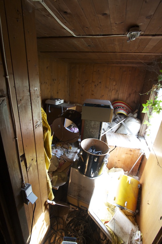 thats how it looked like in the wooden building which was used by a band as rehearsal room